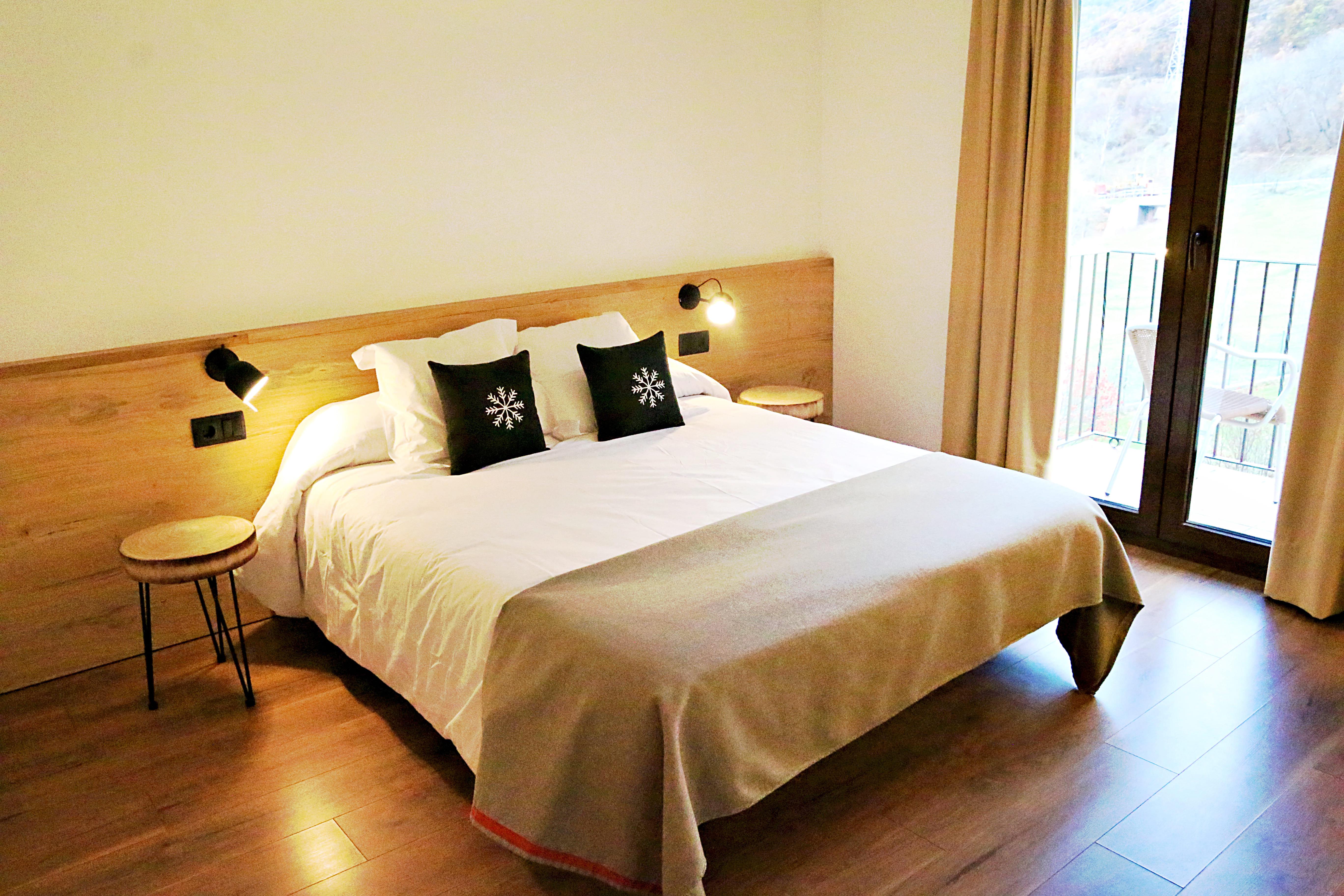 Hotel Lo Paller Valencia D'Aneu ภายนอก รูปภาพ